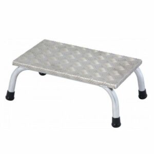 Escalonera de aluminio con peldaños antideslizantes y plataforma superior, diseñada para su uso en salas de resonancia magnetica