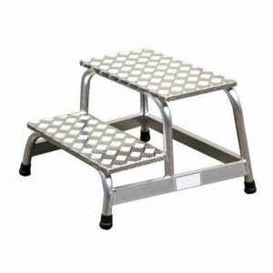 Escalonera de aluminio para resonancia magnética con plataforma superior y peldaños antideslizantes