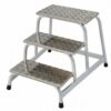 Escalonera de aluminio con dos escalones y plataforma superior de 520x305 mm para resonancia magnetica, peldaños de 40 mm con placas estriadas