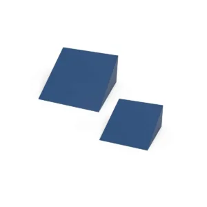 Cojín posicionador en cuña de 500x500x150 mm recubierto en piel sintética para soporte ergonómico en rehabilitación