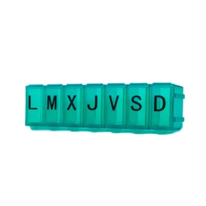 Pastillero semanal verde con 7 compartimentos y sistema braille, letras grabadas grandes para identificación rápida, dimensiones 42 x 150 x 25 mm