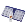Pastillero semanal azul con 7 dispensadores extraíbles para 3 tomas diarias, incluye serigrafía y sistema de braille para identificación táctil