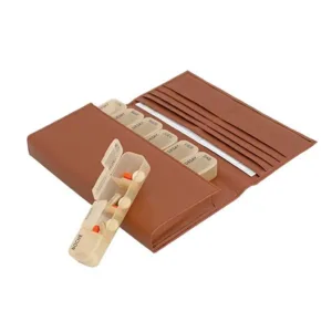 Pastillero semanal Deluxe color marron con 7 dispensadores y 4 compartimentos para tomas matutinas, medio dia, tarde y noche. SKU CMLP-F-AG4.
