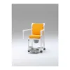 Silla sanitaria con barra de seguridad para tronco, estructura resina blanca, acolchado impermeable y ruedas dobles con freno