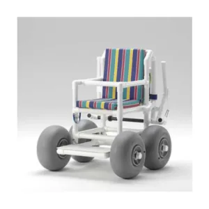 Silla con estructura en resina blanca, ruedas balón grandes y freno, ideal para playa y todo terreno, con capacidad 150 kg