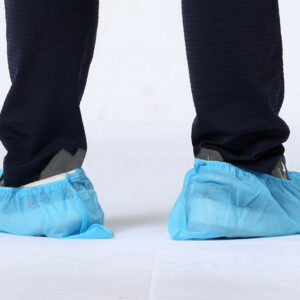 Calzas cubrezapatos desechables GIMA de polipropileno (PP) ligero con banda elástica · Medidas 17 × 40 cm · Caja de 2000 uds (20 bolsas de 100) · Ref. 21094