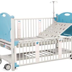 Cama articulada pediátrica de 2 manivelas en azul claro | Estructura de acero con barandilla abatible de aluminio y portasueros de acero inoxidable | Ref. GM43506 (GIMA)