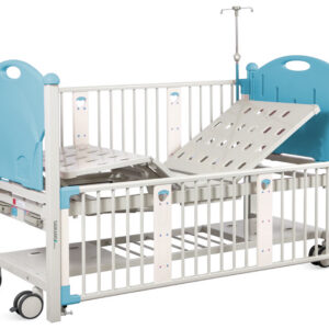 Cama articulada pediátrica de 2 manivelas en azul claro | Estructura de acero con barandilla abatible de aluminio y portasueros de acero inoxidable | Ref. GM43506 (GIMA)