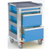 Carro médico multifuncional compacto de aluminio, color azul claro, con 2 cajones pequeños y 2 portafolios – GIMA Ref. 45674 (SKU GM45674)