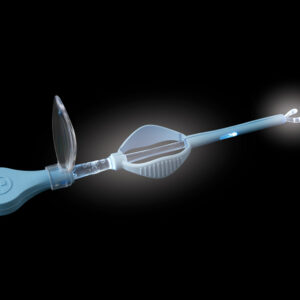 Fórceps ORL iluminado con lente e iluminador LED – Punta articulada de 90° para extracción de cerumen y cuerpos extraños del oído (GIMA, Ref. 31458) – Caja de 10 uds.