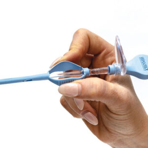 Fórceps ORL iluminado con lente e iluminador LED – Punta articulada de 90° para extracción de cerumen y cuerpos extraños del oído (GIMA, Ref. 31458) – Caja de 10 uds.