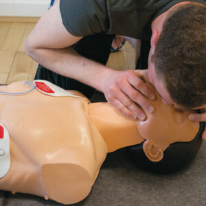 Maniquí de Entrenamiento RCP AmbuMan Sam GIMA – Simulador Adulto de Soporte Vital Básico (BLS) con Sistema Higiénico, Indicador de Posición de Manos y Entrenamiento DEA (Ref. 34046)