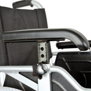 Silla de ruedas plegable de aluminio DELUXE GIMA – Asiento 46 cm, tejido negro, ruedas traseras macizas de PU 61 cm (24"), capacidad 100 kg | Ref. 27717