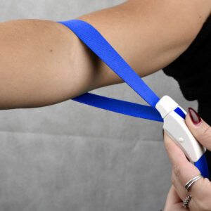 Torniquete elástico QUICK de liberación rápida – GIMA, color azul, 45 x 2,5 cm, uso con una mano (Ref. 25748)